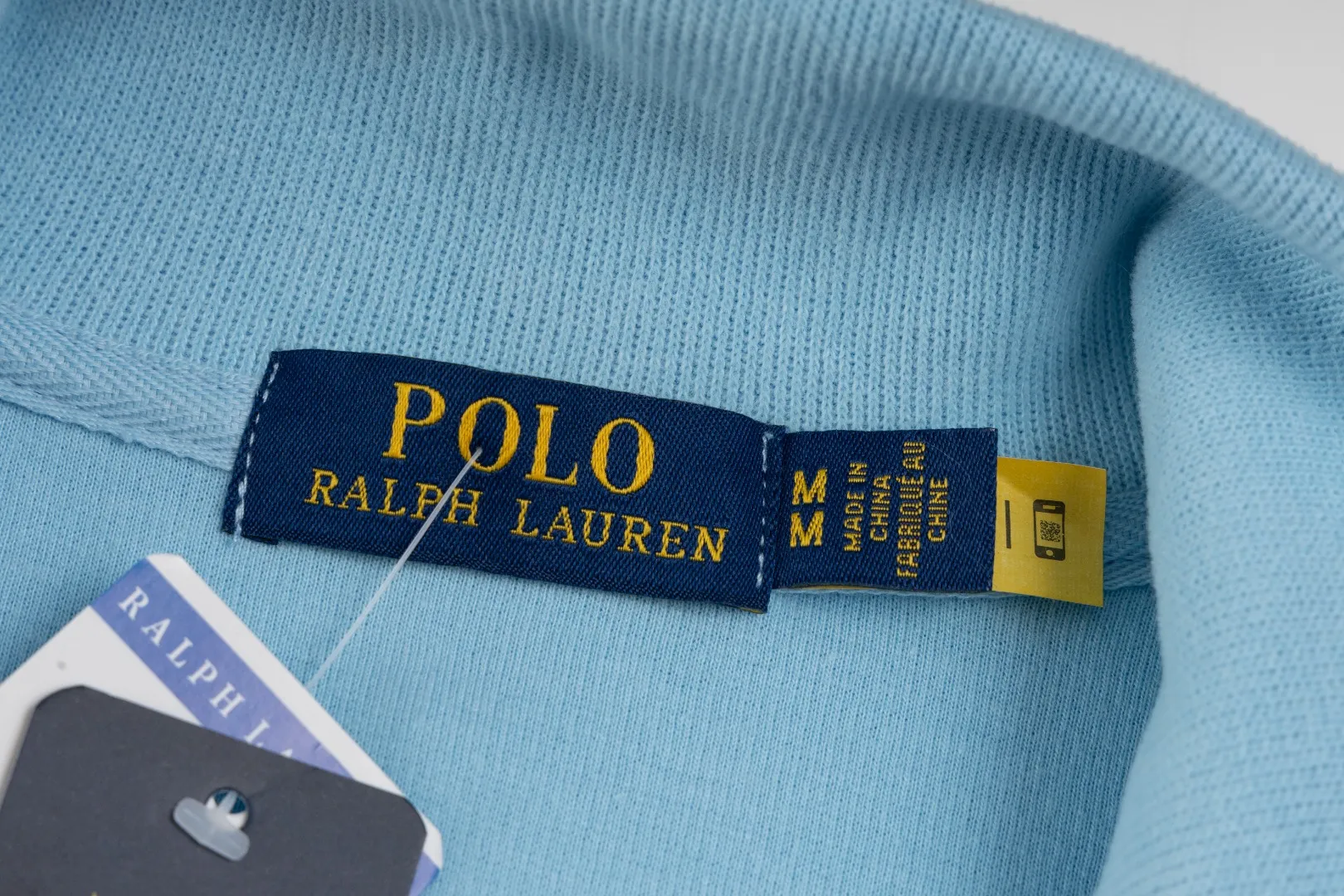 P230 #R97 Ralph lauren twelve-color embroidered pony logo half-zip high-neck long-sleeved knitted sweatshirt. The same style for men and women. The new half-zip sweatshirt for couples to wear in autumn is here! This kind of sweatshirt is really popular this year, even more popular than the hooded sweatshirt. Open the zipper and it can be used as a large lapel, which makes it more fashionable. The color of the classic design of the little war horse on the chest is matched with the embroidery. The simple zipper design echoes the brand logo, so you don’t need to match too much. The sweater version is loose enough! The fabric is custom-woven and dyed 100 cotton. 320g high gram weight 100% cotton knitted cotton with a certain thickness. The fabric is soft and comfortable, and the three-dimensional fabric is full of texture. The stitching is three needles and five threads, which is beautiful and strong. The pattern is also good. Although it is loose, it does not look bulky! - It is not a popular color scheme on the street. The color is pure and highly recommended. The upper body has a particularly high rate of turning heads. Loose style. Big drop shoulder OS style. Same style for men and women. Couple wear. Versatile and practical! Color: Gray, navy, khaki, green label, oatmeal brown label, apricot, black, army green, burgundy, pink, dark gray, light blue, white. Size: S M L XL Length: 70/72/74/76 Bust: 53.5/55.5/57.5/58.5 Shoulder width: 44/45/46/47 Sleeve length: 61/62/63/64